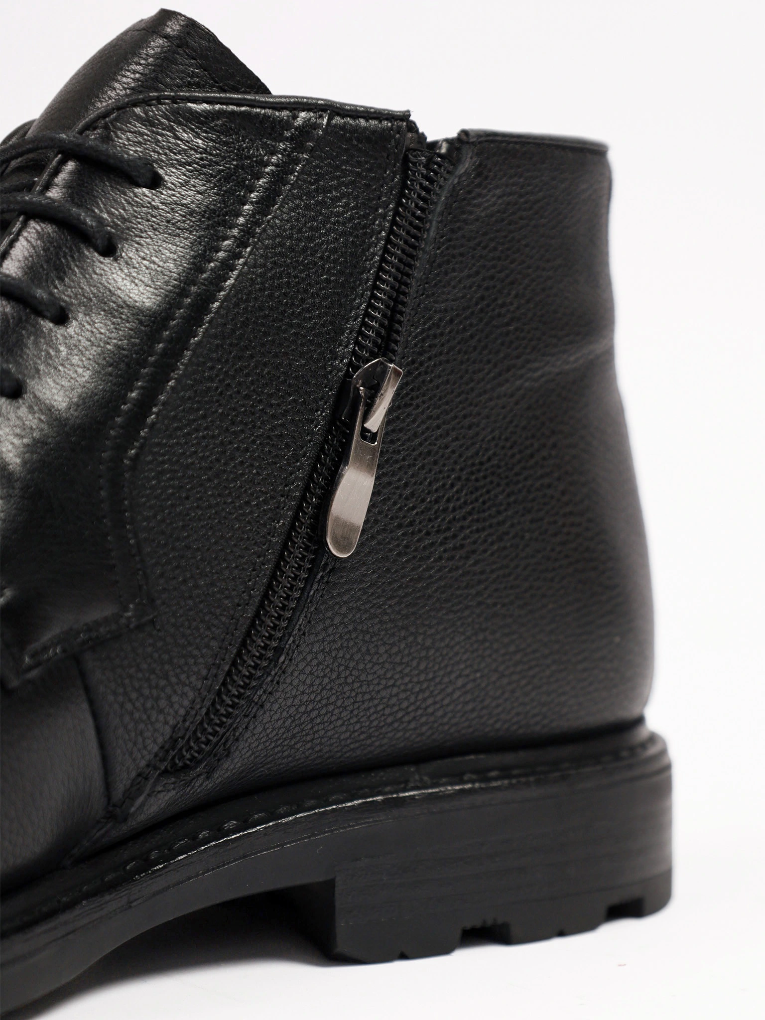 Ботинки черного цвета на рельефной подошве